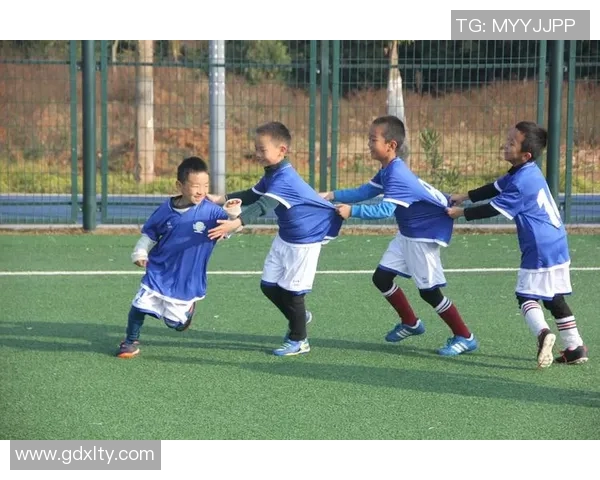 足球球星奔跑的魅力与速度揭秘：从场上闪耀到日常训练的运动力学分析